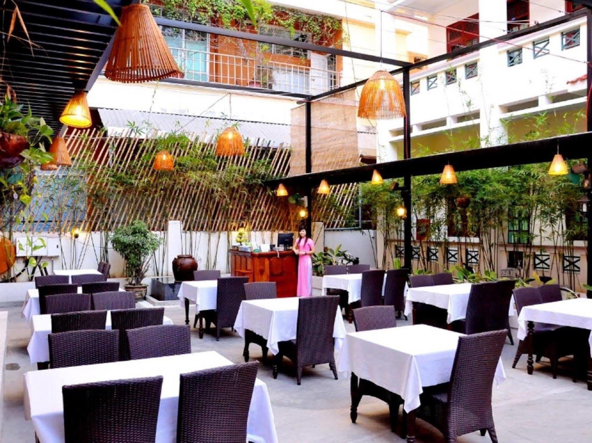 Oyo 381 Tuyet Mai Hotel ニャチャン エクステリア 写真