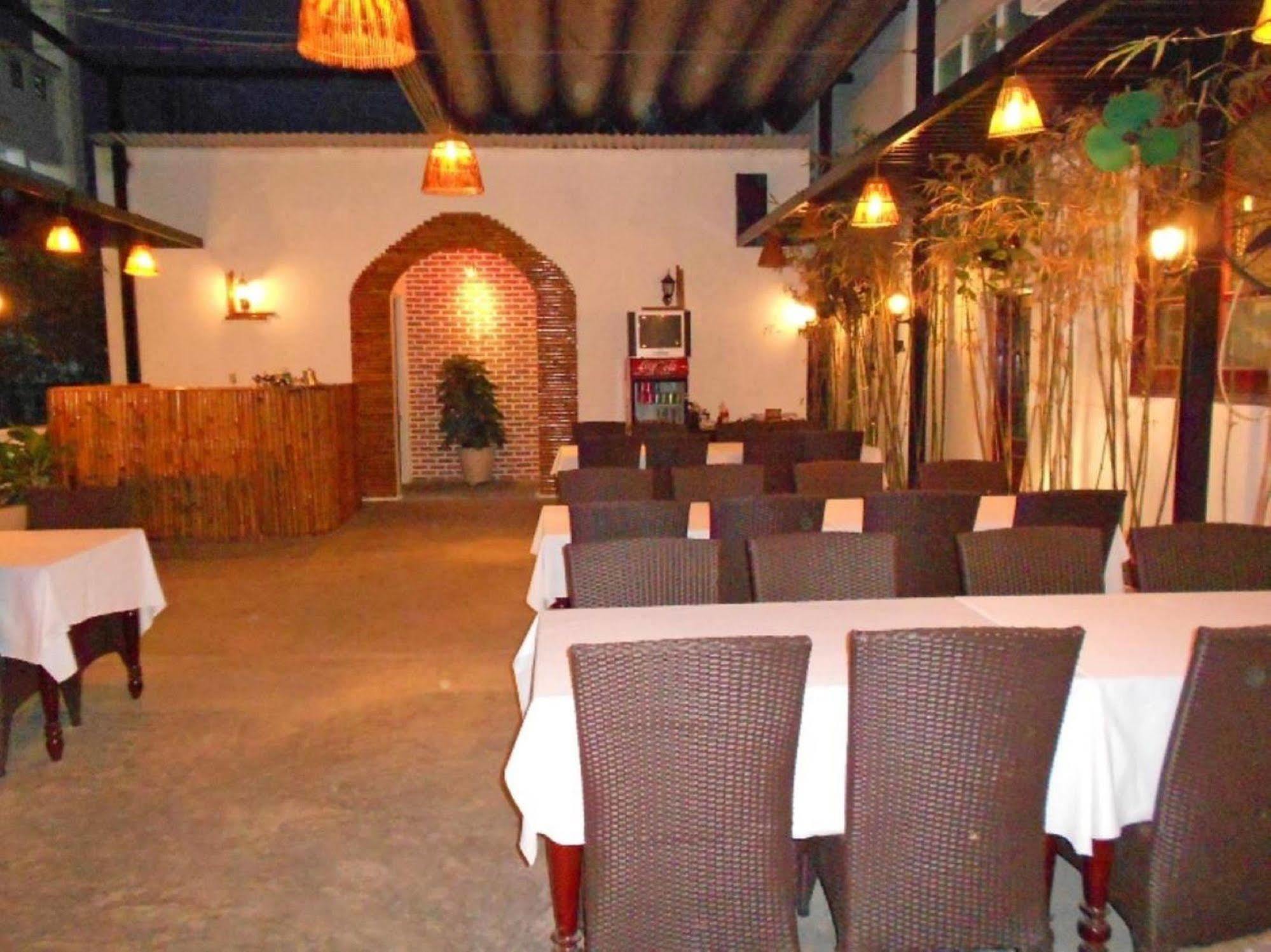Oyo 381 Tuyet Mai Hotel ニャチャン エクステリア 写真